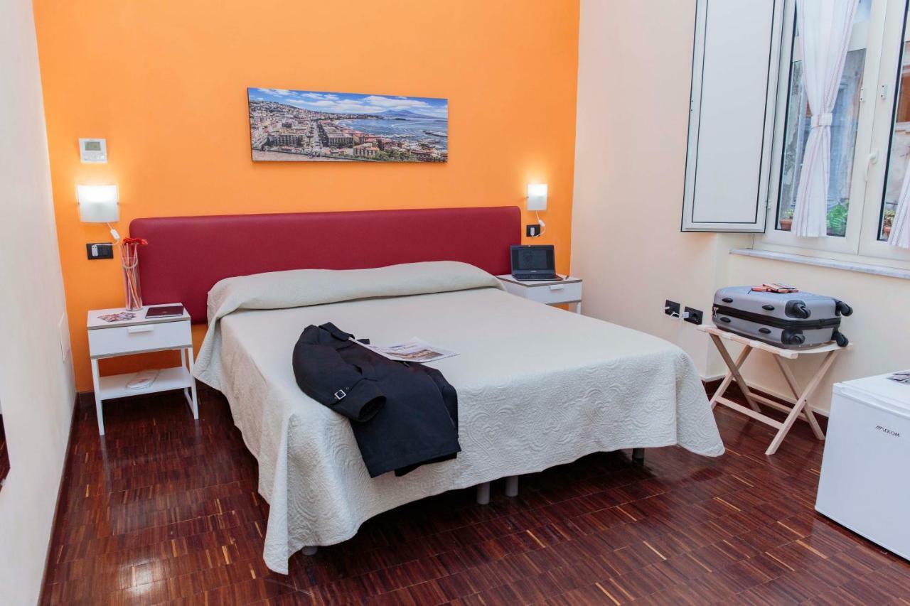 נאפולי Palazzo Carafa Della Spina Room And Apartment מראה חיצוני תמונה