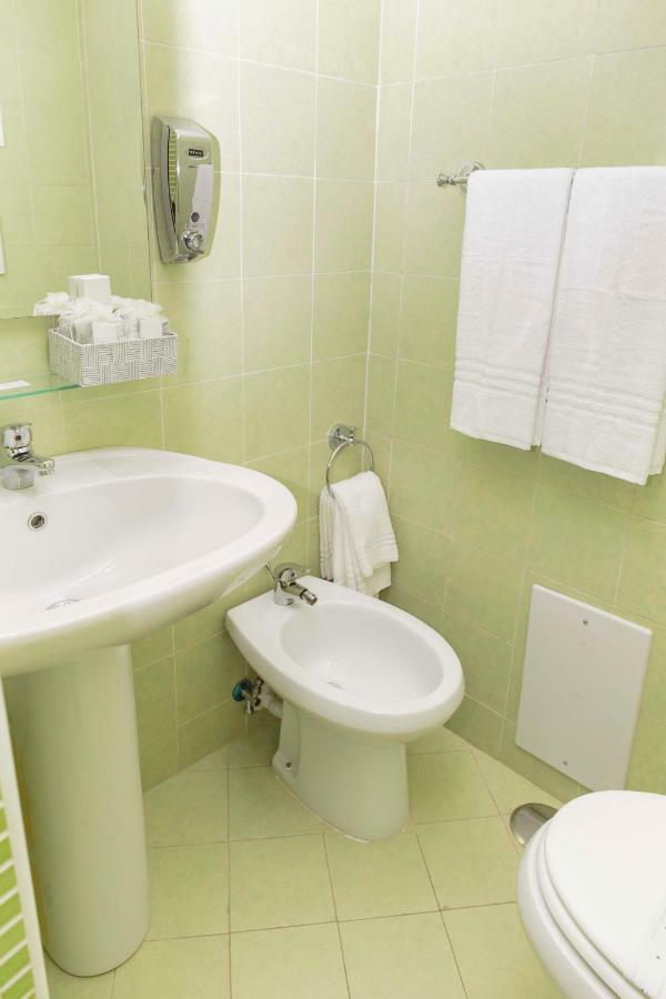 נאפולי Palazzo Carafa Della Spina Room And Apartment מראה חיצוני תמונה