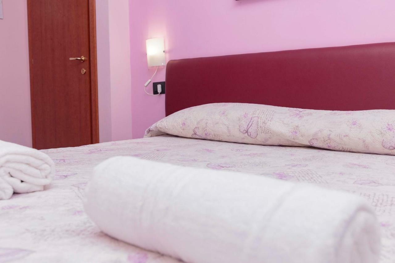 נאפולי Palazzo Carafa Della Spina Room And Apartment מראה חיצוני תמונה